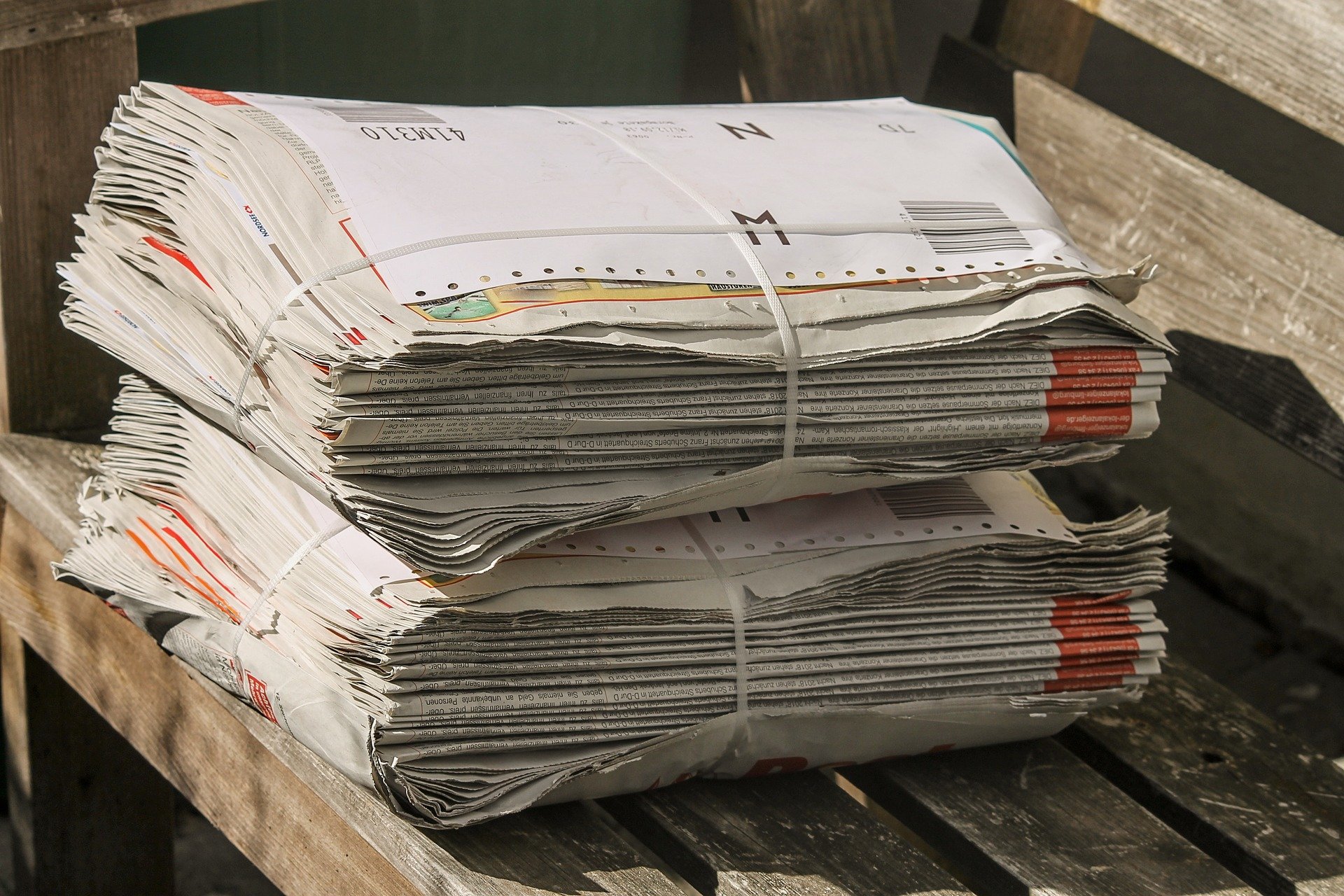 Kranten opgestapeld wachtend op bezorging