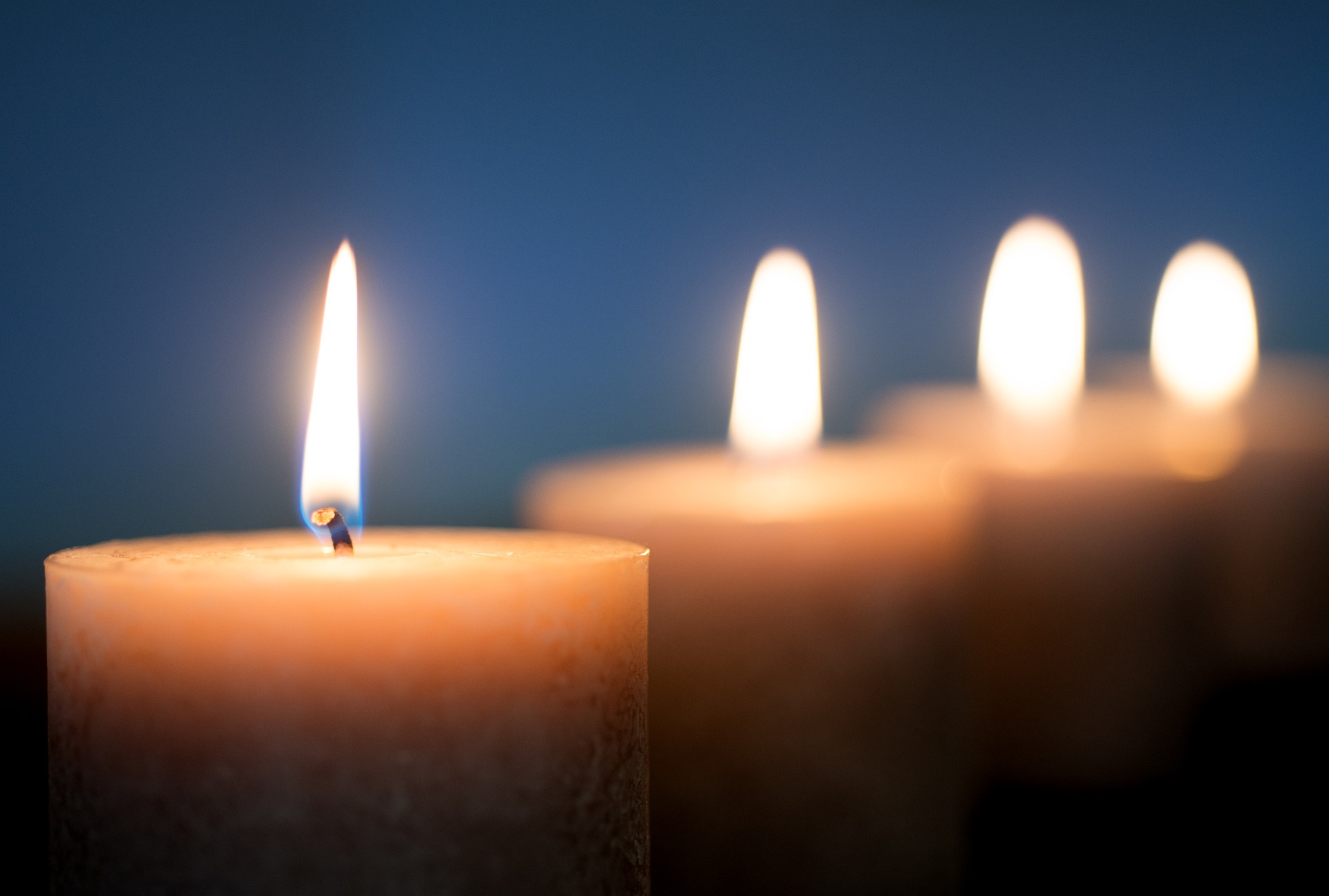 Kaarsen branden voor de overledene