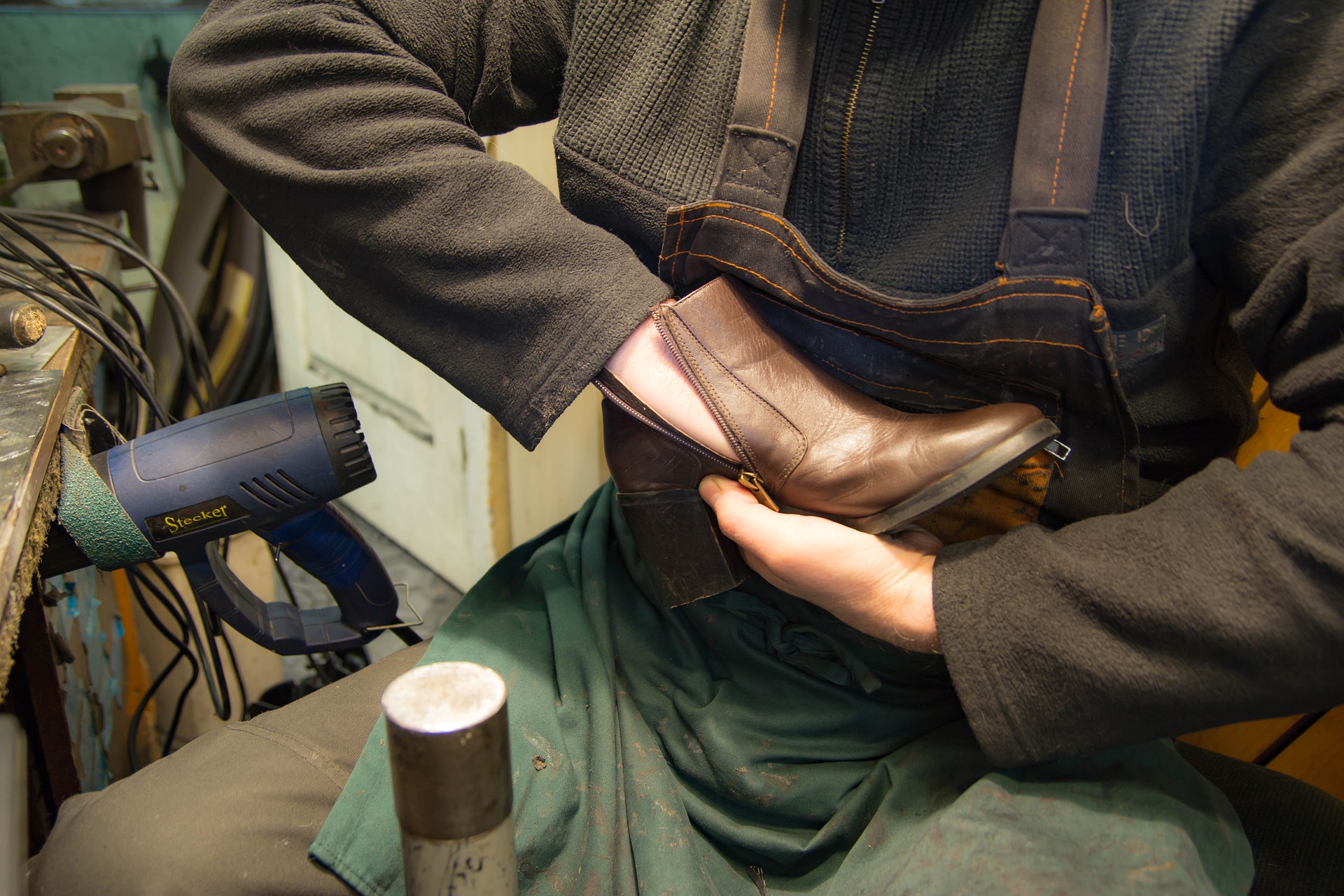 Een schoenmaker maakt een schoen